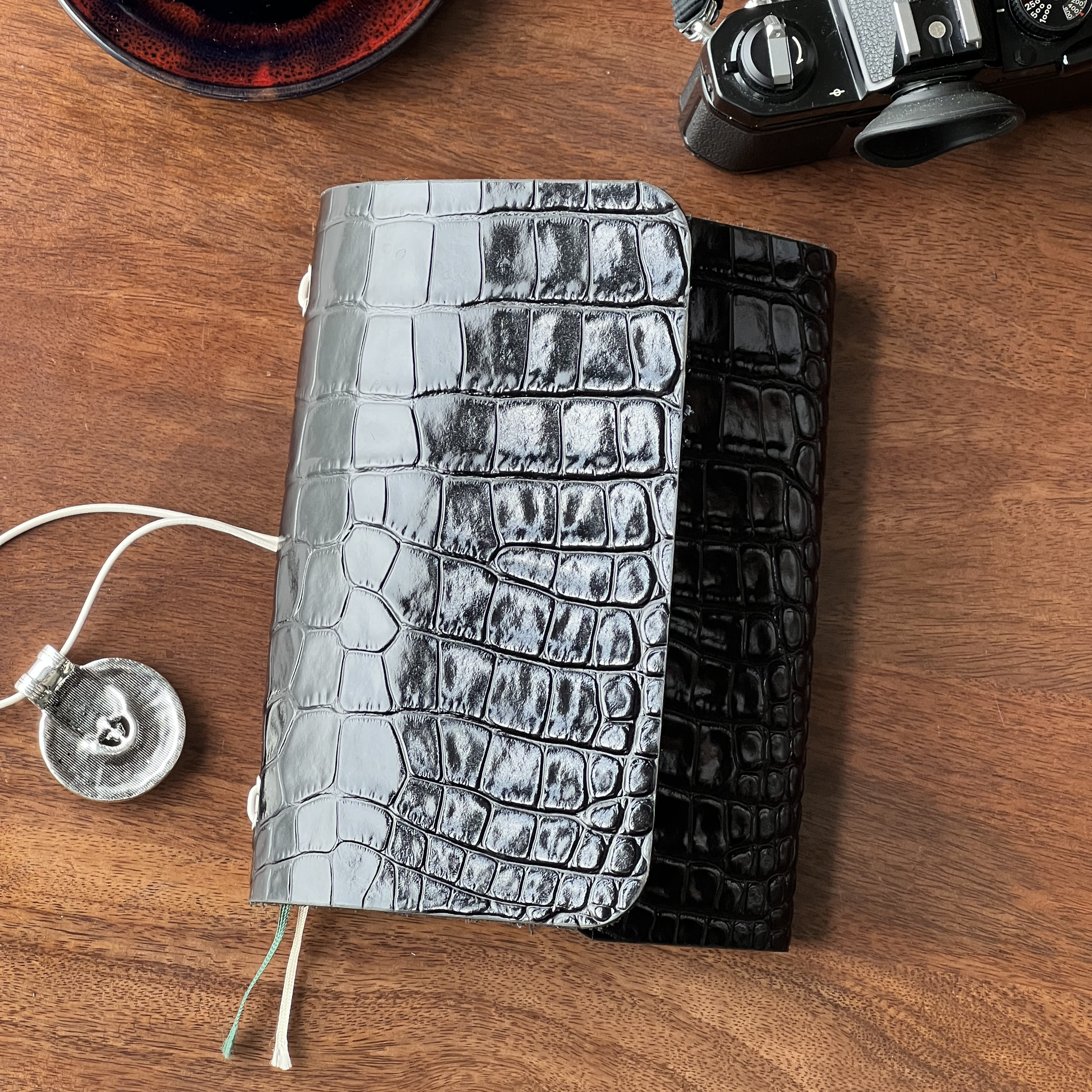 Móra · Refillable leather cover