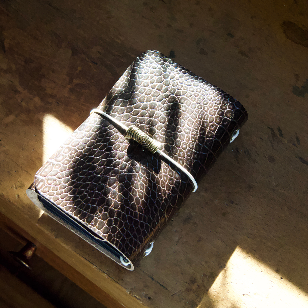 Escorça · Refillable Leather Case