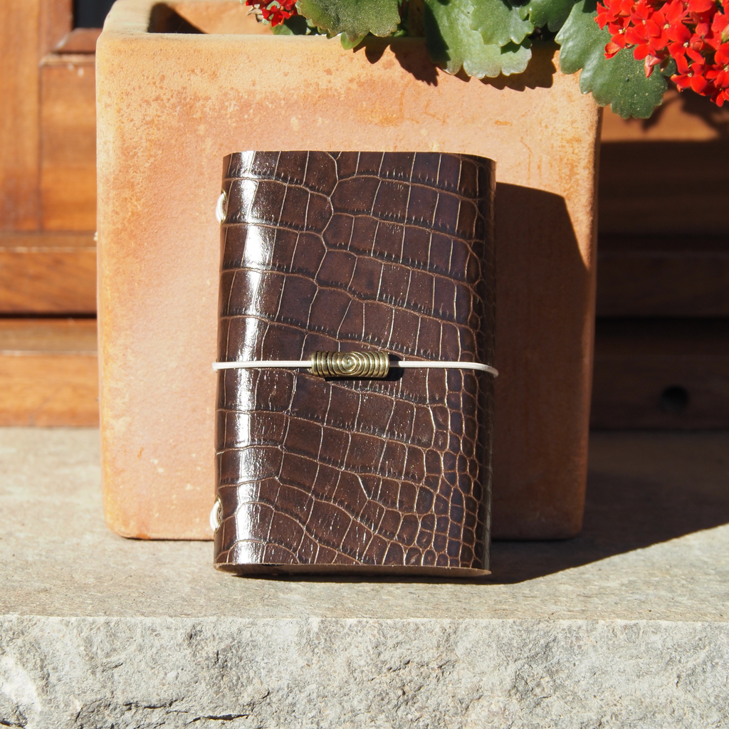 Escorça · Refillable Leather Case