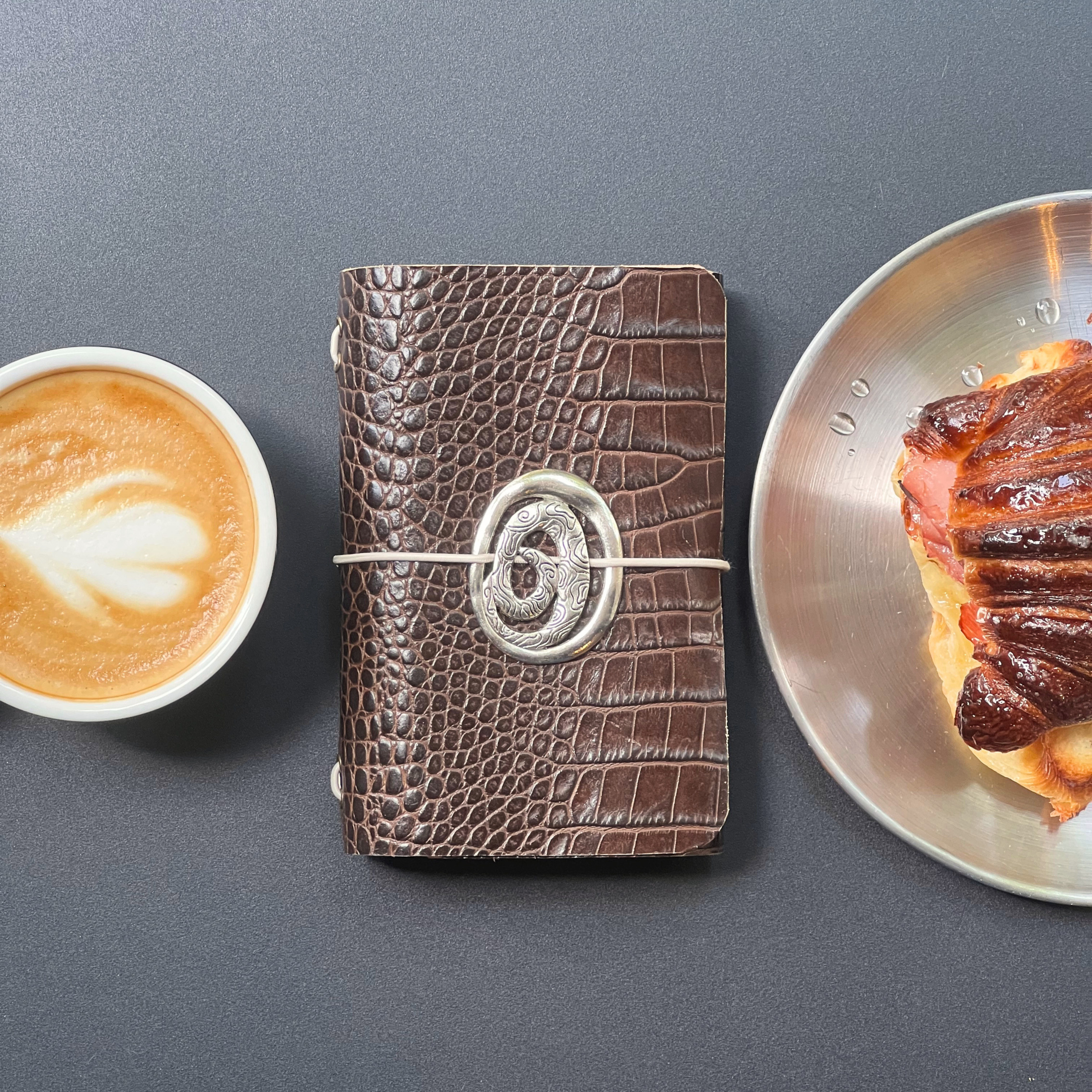 Escorça · Refillable Leather Case